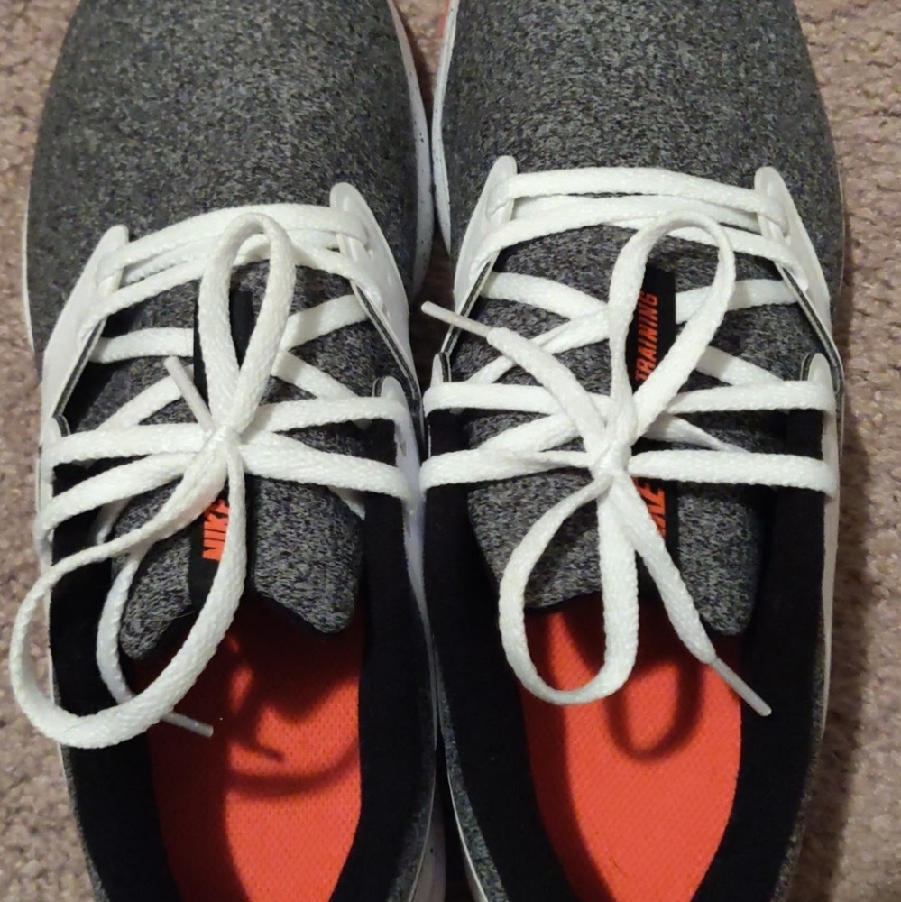 NIKE AIR BELLA SIZE 9 Womans